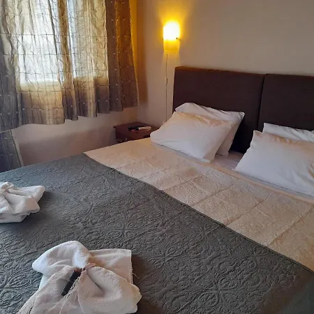 Delfini Aparthotel Akhladheri
