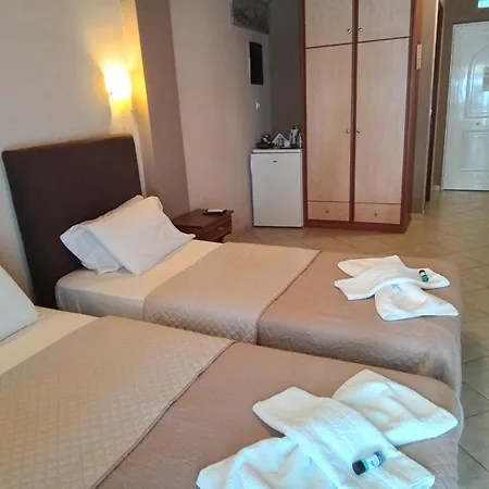 アパートホテル Delfini Akhladherí