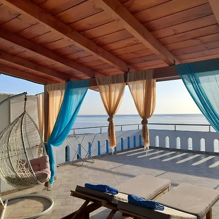 Delfini アパートホテル Akhladherí