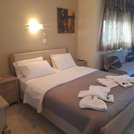 Delfini Aparthotel Akhladheri