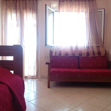 Delfini アパートホテル Akhladherí