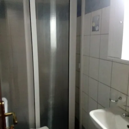 アパートホテル Delfini Akhladherí